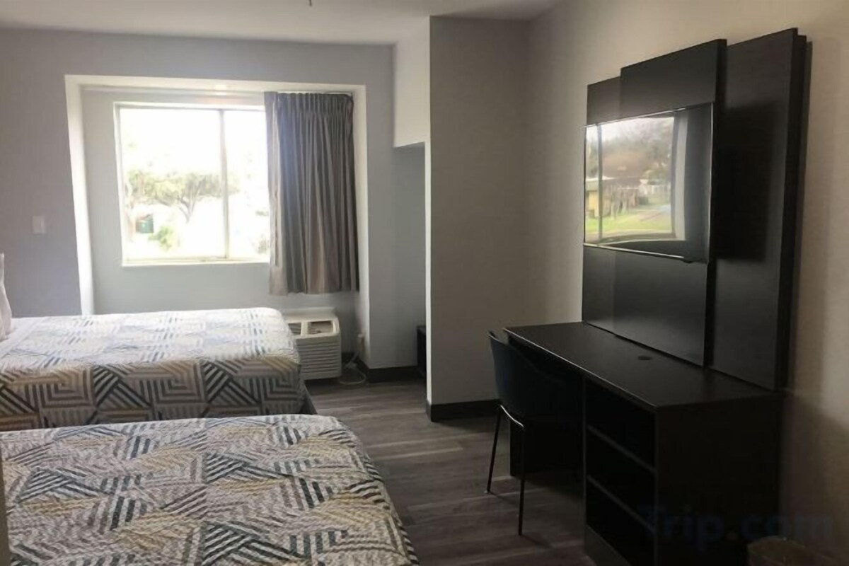 Guest Room With 2 Queen Beds, Micfridge-Non Smoking