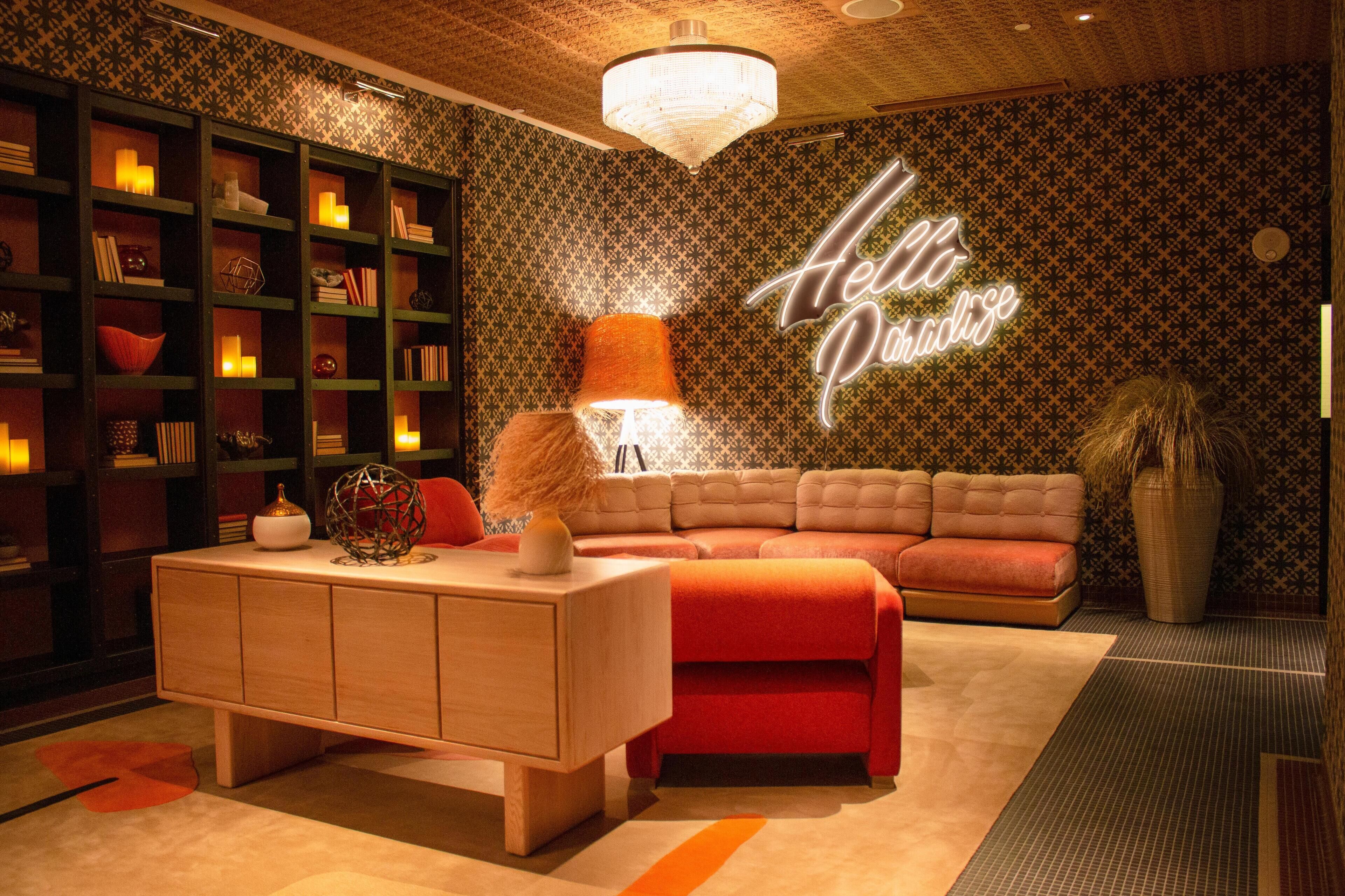 Una sala de estar moderna con un sofá, una mesa de centro y una estantería.