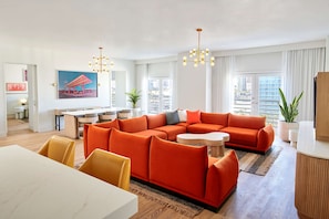 Suite, 1 kingsize-seng (Canyon, Oasis, Chamber) | 1 soverom, minibar, safe på rommet og skrivebord