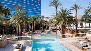 시즌별로 운영되는 야외 수영장, 09:00 ~ 18:00 오픈, 카바나(요금 별도), 수영장 파라솔