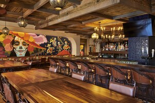 7 restaurantes; se sirven desayunos, almuerzos y cocina americana 