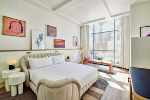 1 soverom, minibar, safe på rommet og skrivebord