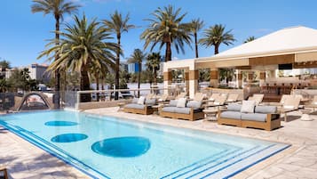 Piscine extérieure (ouverte en saison), tentes de plage