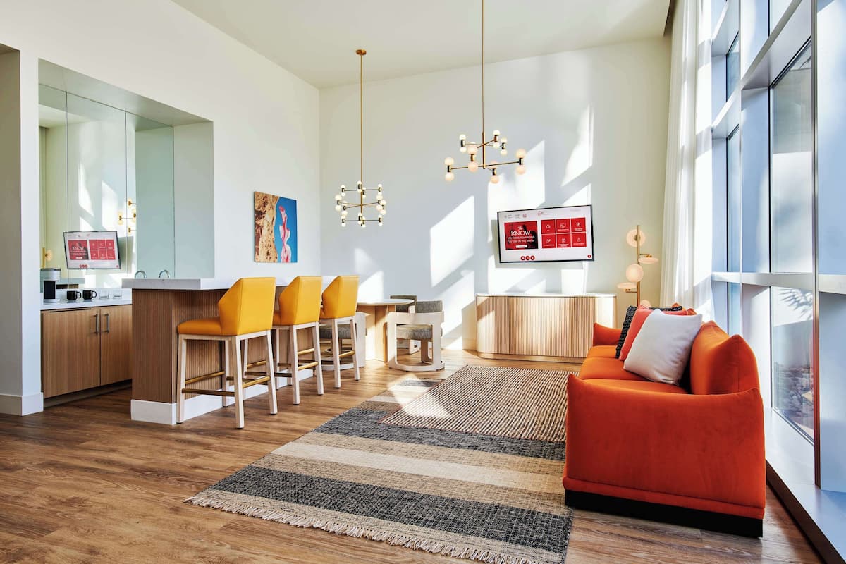Villa Grand, 1 cama King size (Opal, 1 Bedroom, 2 Story Villa) | Área de sala de estar | Televisión LCD, Netflix, Hulu y servicios de streaming