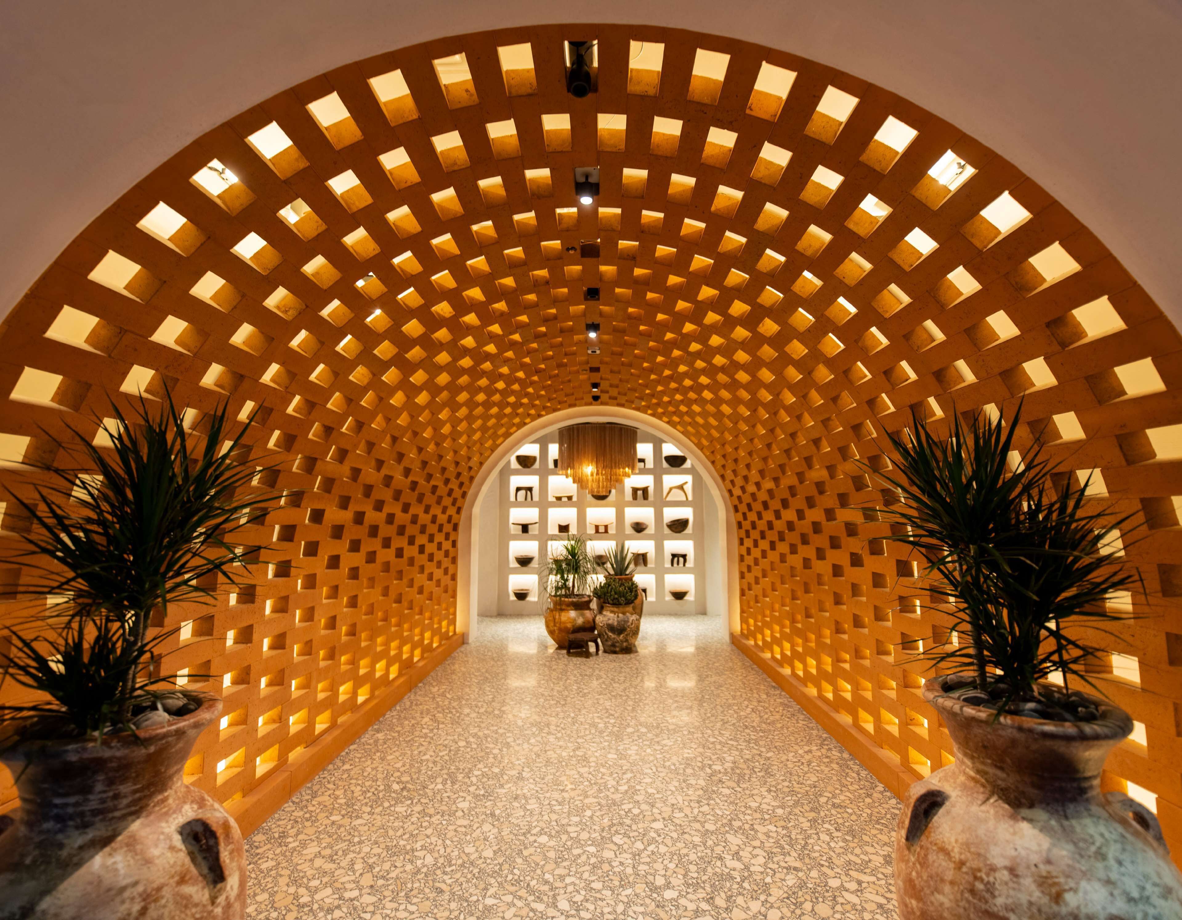 7 restaurantes; se sirve desayuno, almuerzo y cena; cocina americana