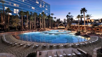 Una piscina al aire libre de temporada, camas de piscina con cargo