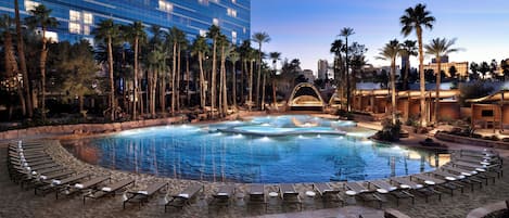 Piscina a l'aire lliure de temporada, cabanes (de pagament) i para-sols