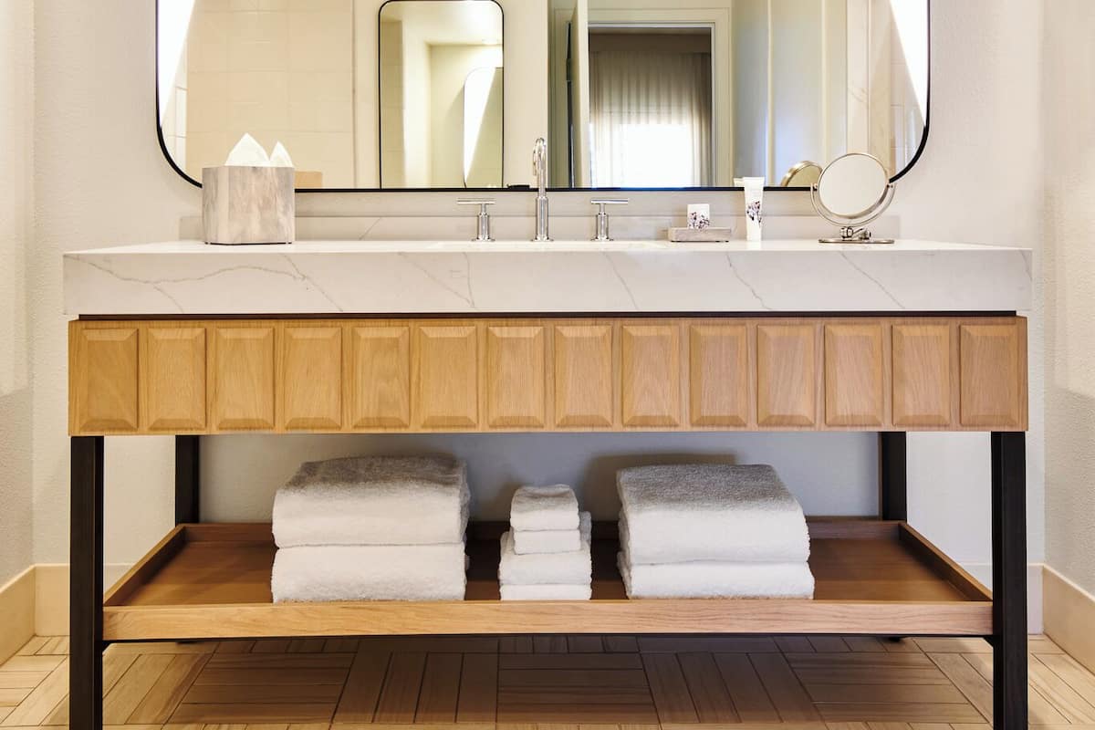 Regadera, amenidades de baño gratuitas, secadora de cabello, toallas