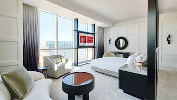 1 غرفة نوم وملاءات للفراش لا تسبب الحساسية وميني بار وخزنة داخل الغرفة