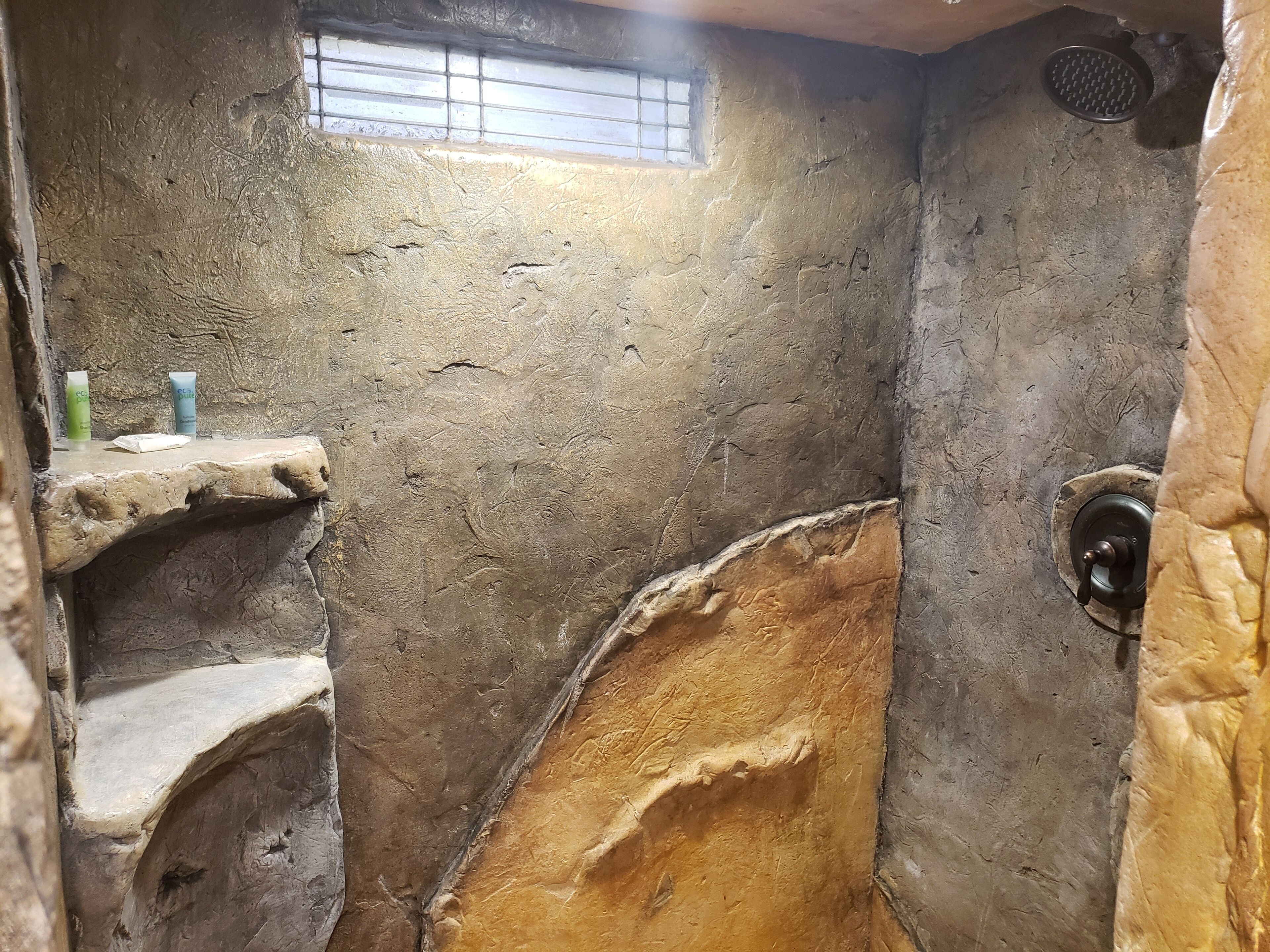 standard room, 1 queen bed (chalet kilauea hotel) | bathroom | shower, eco-friendly toiletries, hair dryer, towels