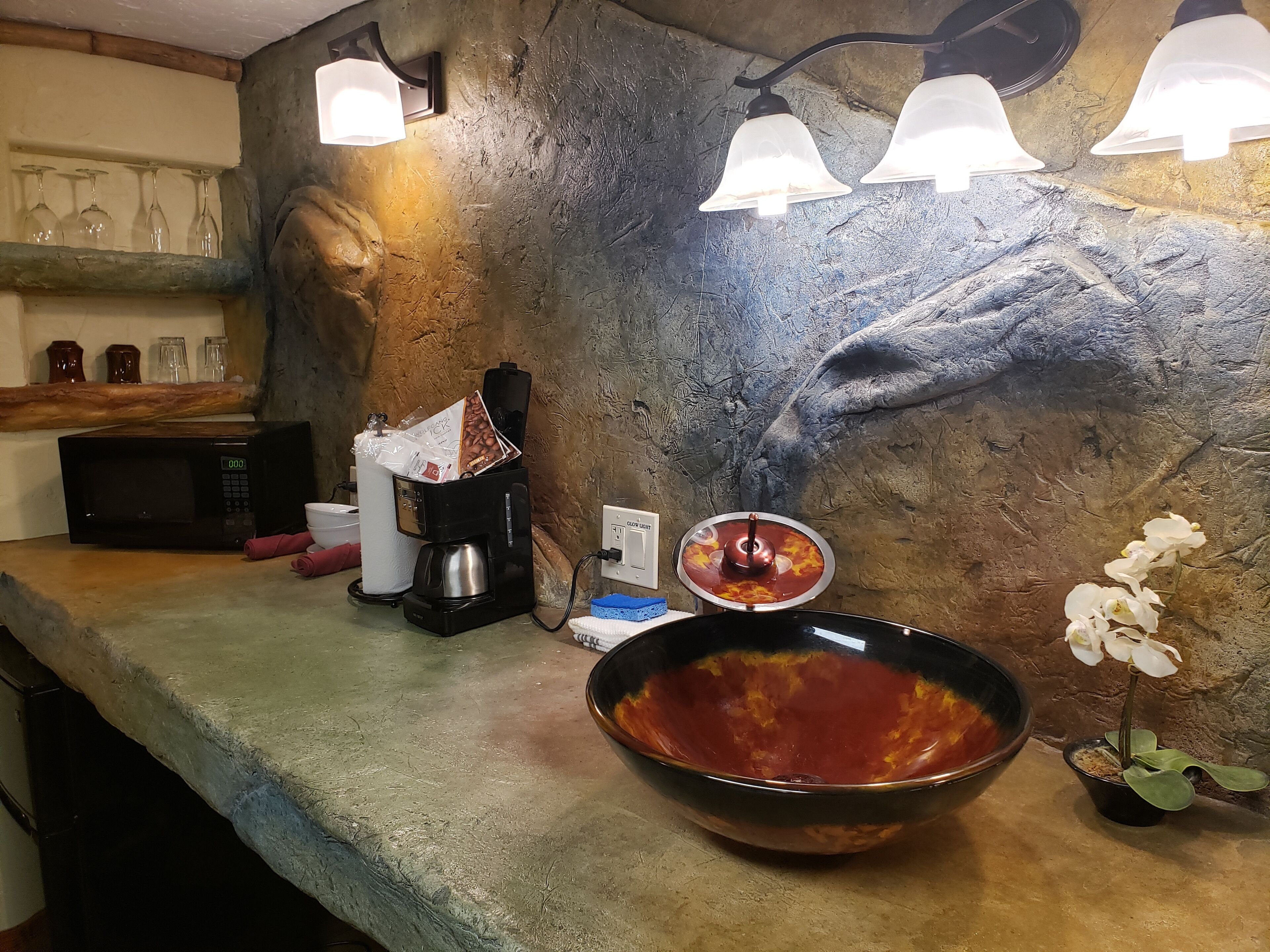 standard room, 1 queen bed (chalet kilauea hotel) | private kitchenette