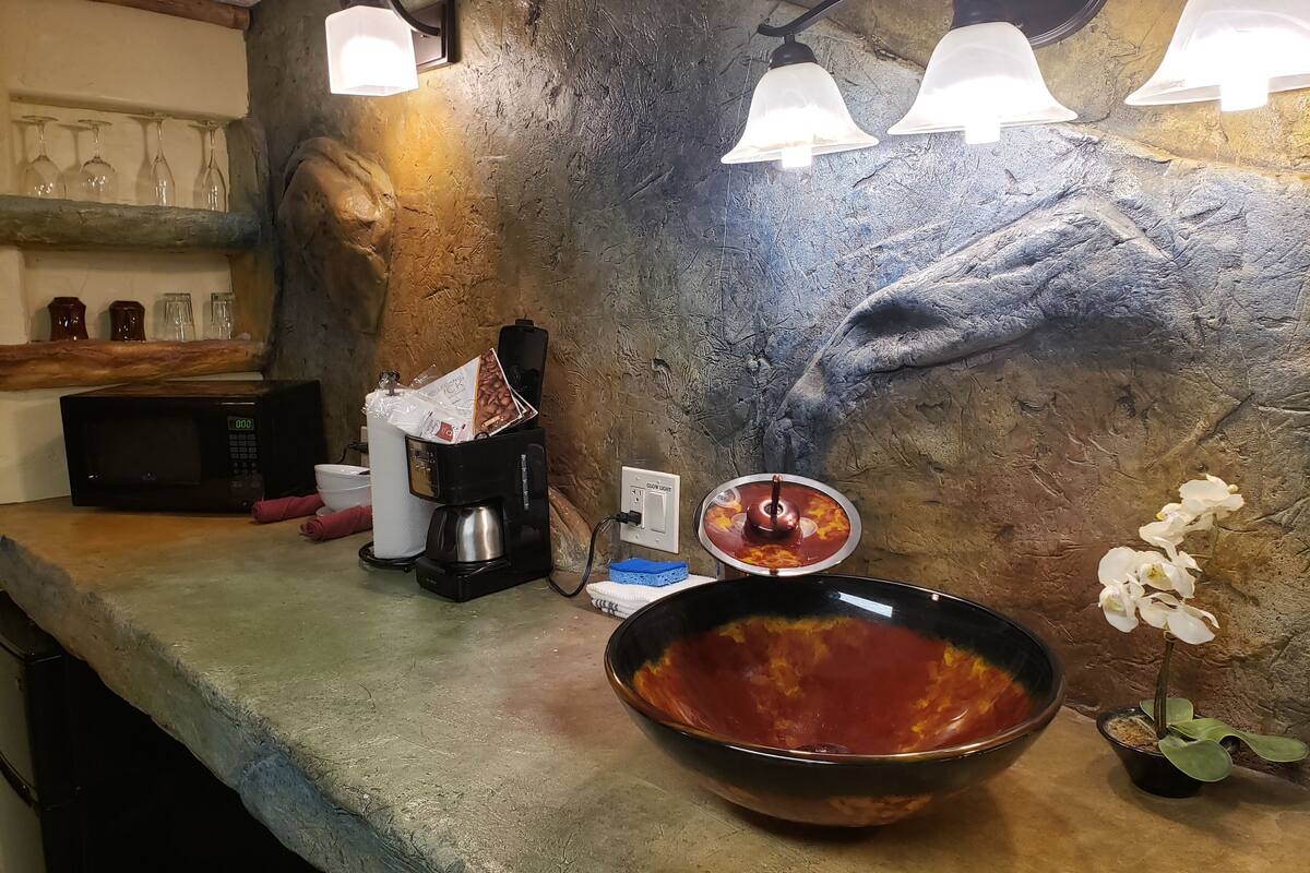 standard room, 1 queen bed (chalet kilauea hotel) | private kitchenette