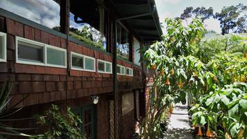 Un bâtiment en bois doté de nombreuses fenêtres et d’un porche abrité.
