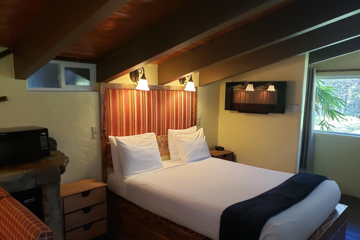 Habitación estándar, 1 cama Queen size (Chalet Kilauea Hotel) | Ropa de cama de alta calidad, decoración personalizada y escritorio