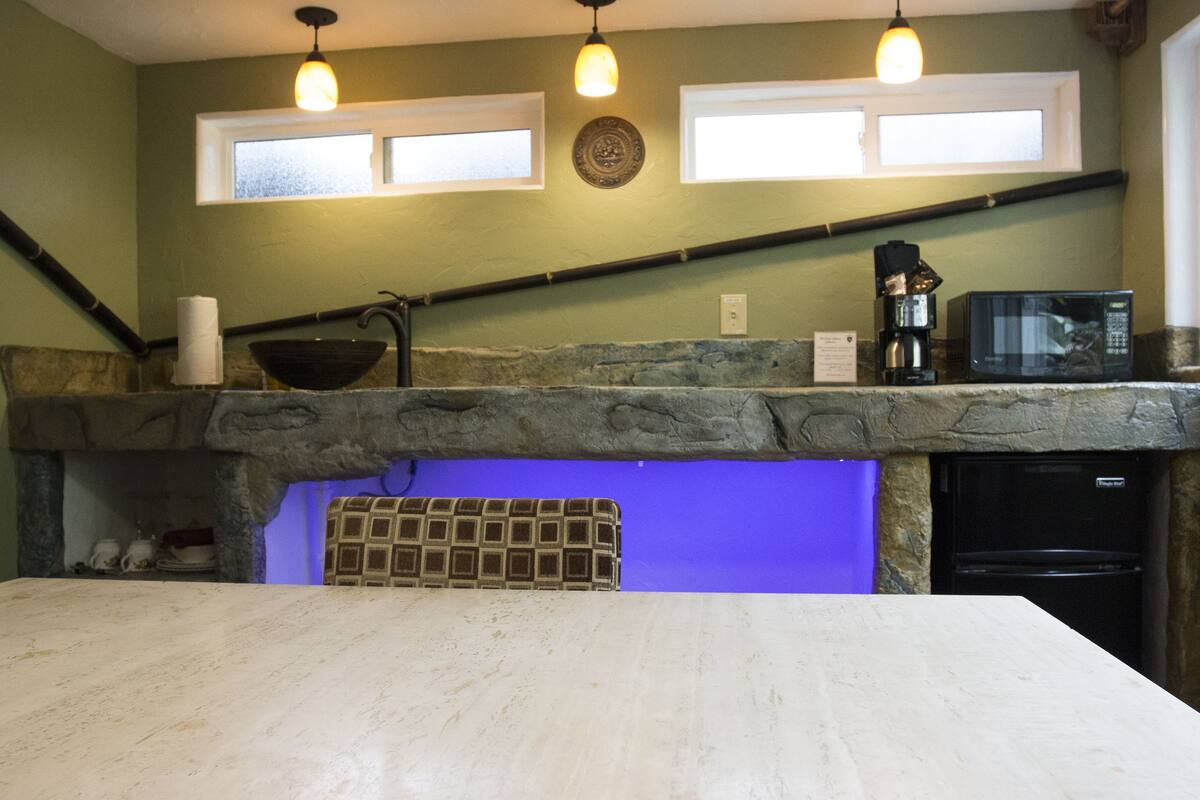 standard room, 1 queen bed (chalet kilauea hotel) | private kitchenette