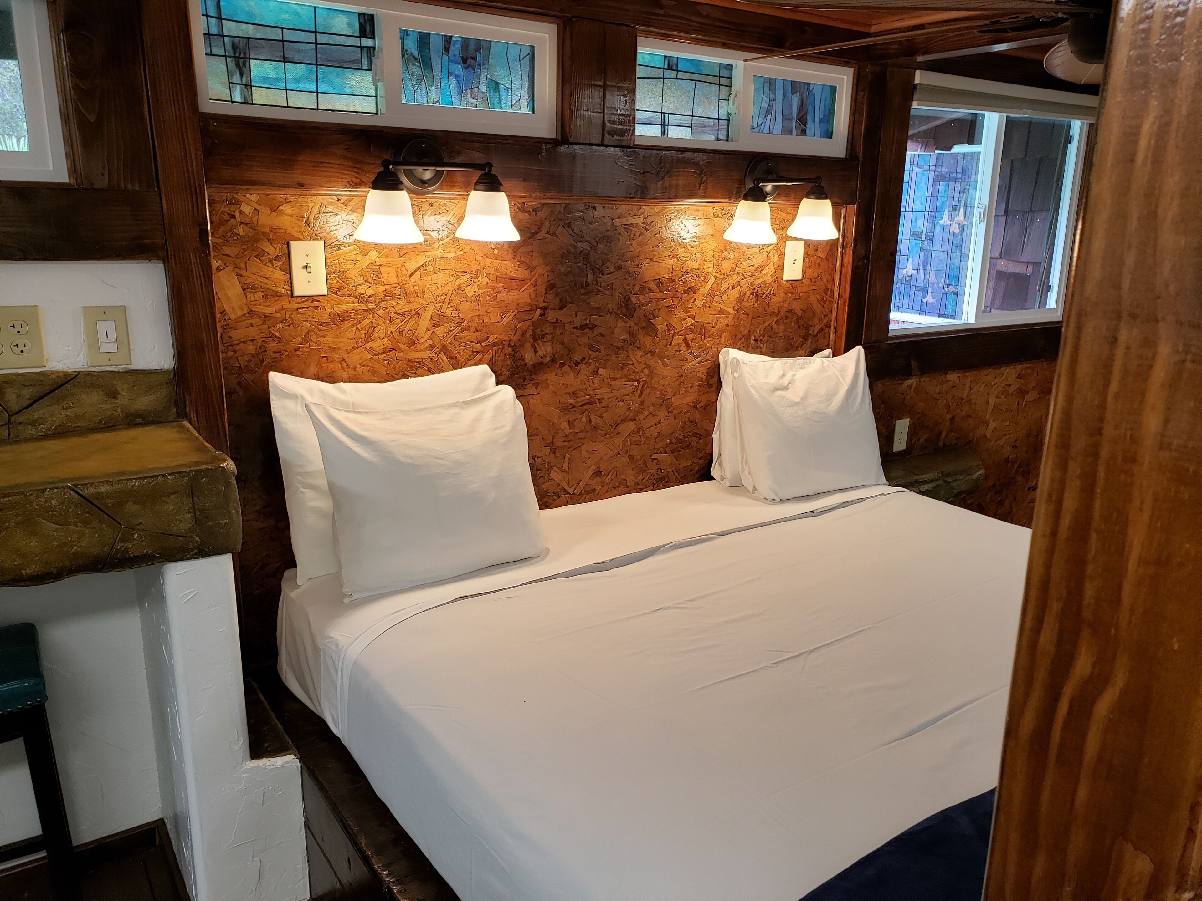 standard room, 1 queen bed (chalet kilauea hotel) | premium bedding, individually decorated, desk, cots/infant beds