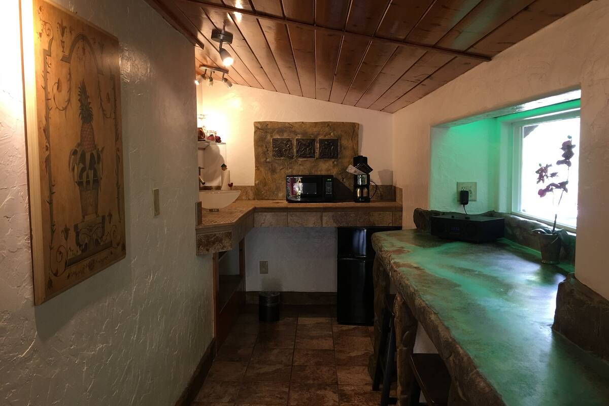 standard room, 1 queen bed (chalet kilauea hotel) | premium bedding, individually decorated, desk, cots/infant beds