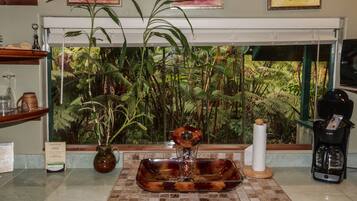 Standard Room, 1 Queen Bed (Chalet Kilauea Hotel) | Private kitchenette