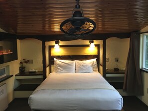 Standaard kamer, 1 queensize bed (Chalet Kilauea Hotel) | Luxe beddengoed, individueel gedecoreerd, een bureau, babybedden