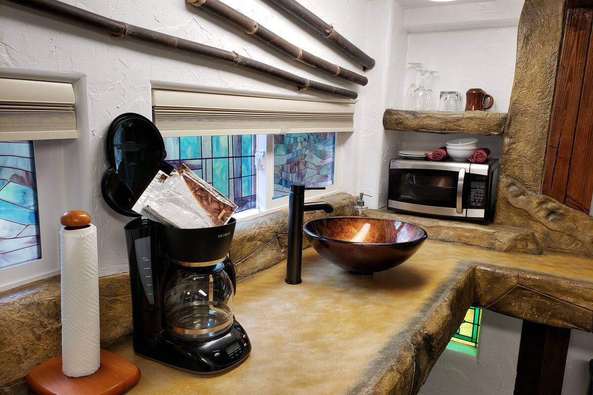 standard room, 1 queen bed (chalet kilauea hotel) | private kitchenette