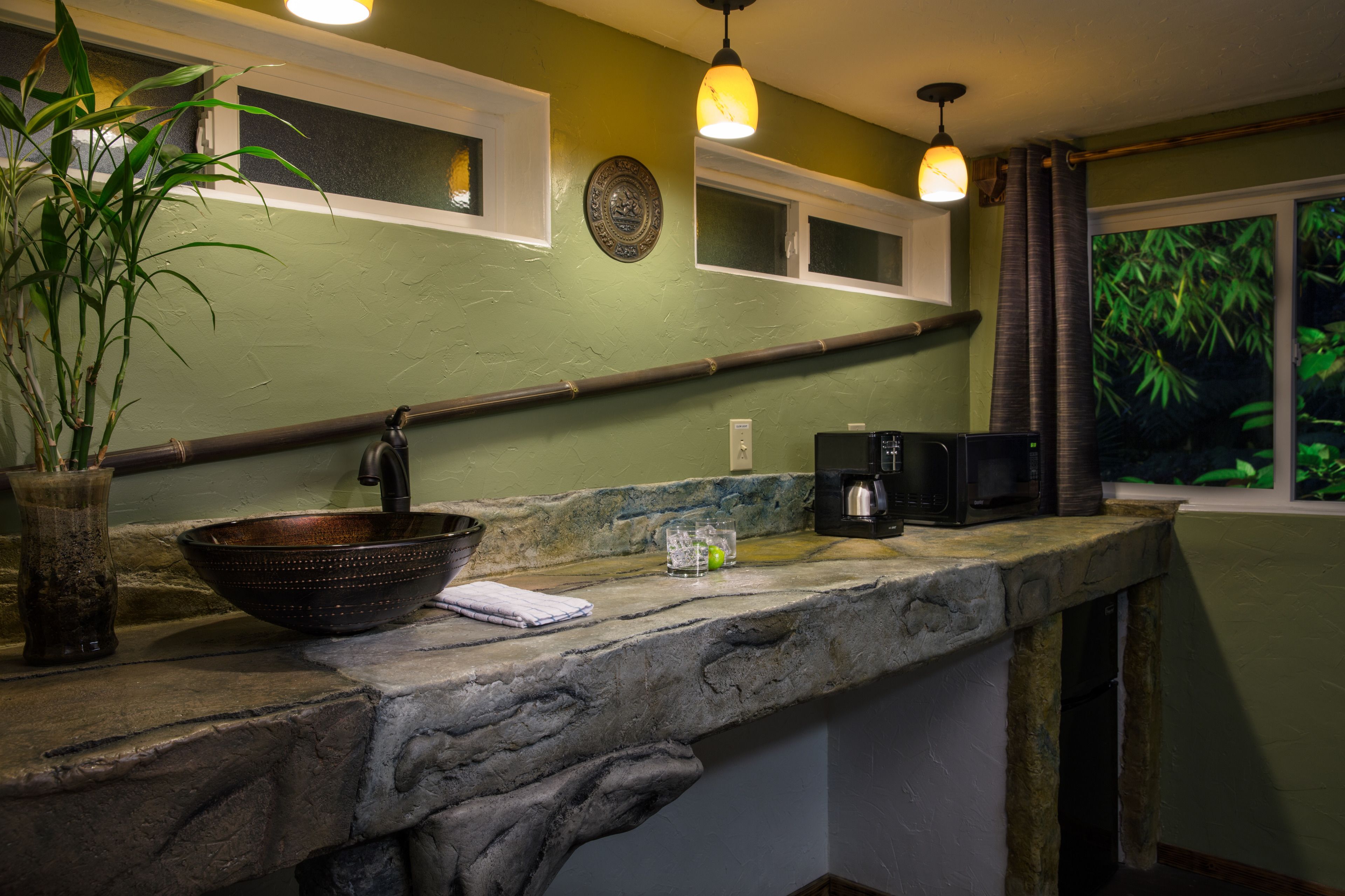 standard room, 1 queen bed (chalet kilauea hotel) | bathroom sink