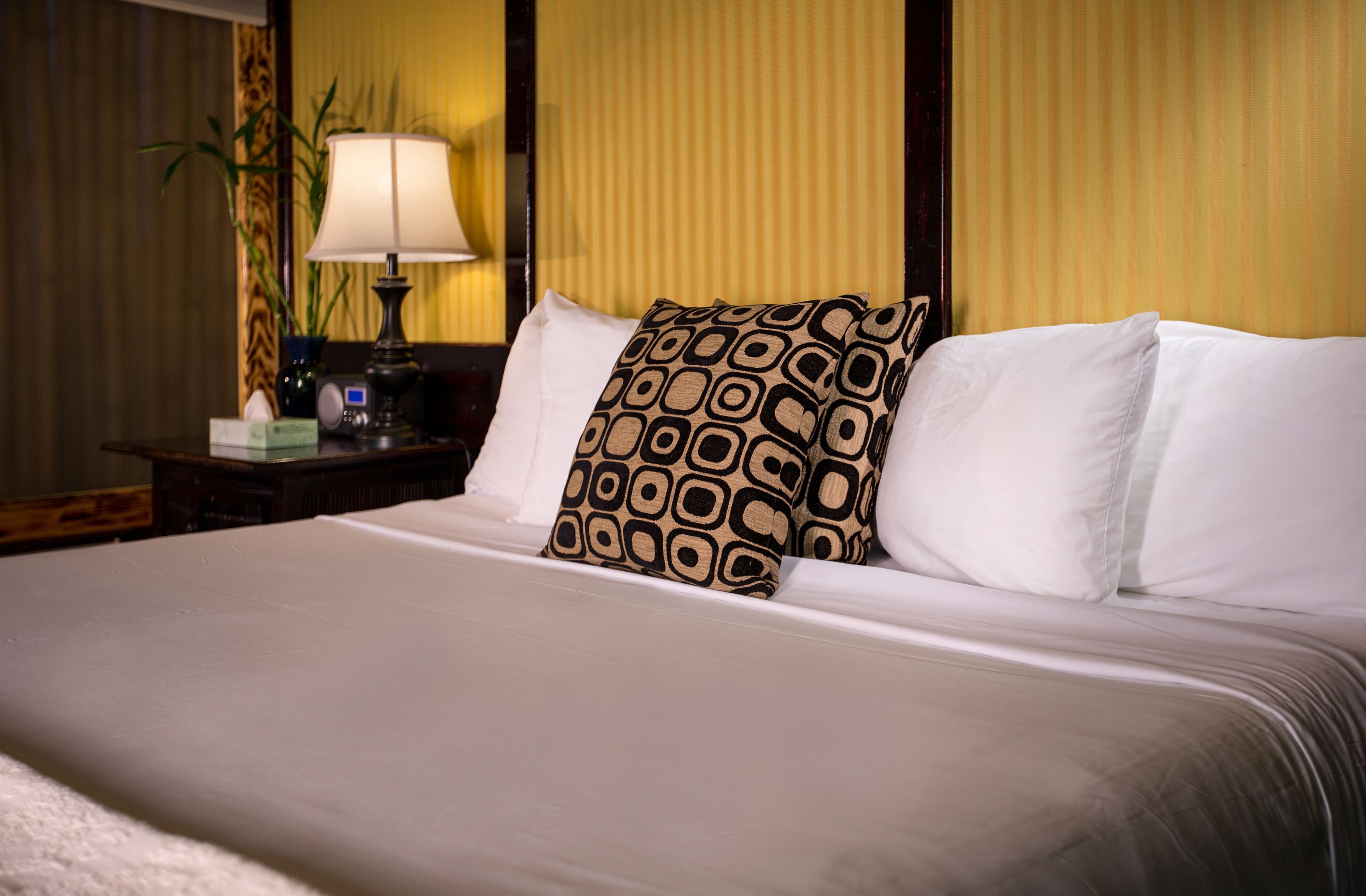 Habitación estándar, 1 cama de matrimonio (Chalet Kilauea Hotel) | Ropa de cama de alta calidad, decoración individual, escritorio