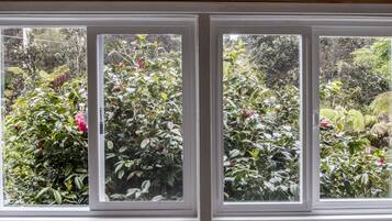 Kamar Standar, 1 Tempat Tidur Queen (Chalet Kilauea Hotel) | Pemandangan dari kamar