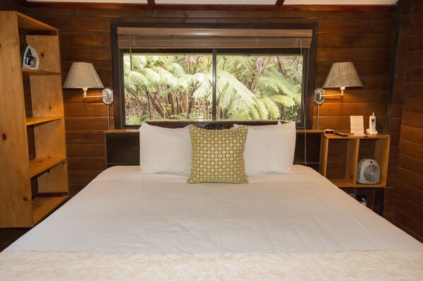 Standard Room, 1 Queen Bed (Chalet Kilauea Hotel)
