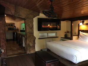 Standard Room, 1 Queen Bed (Chalet Kilauea Hotel) | Premium bedding, individually decorated, desk, cribs/infant beds