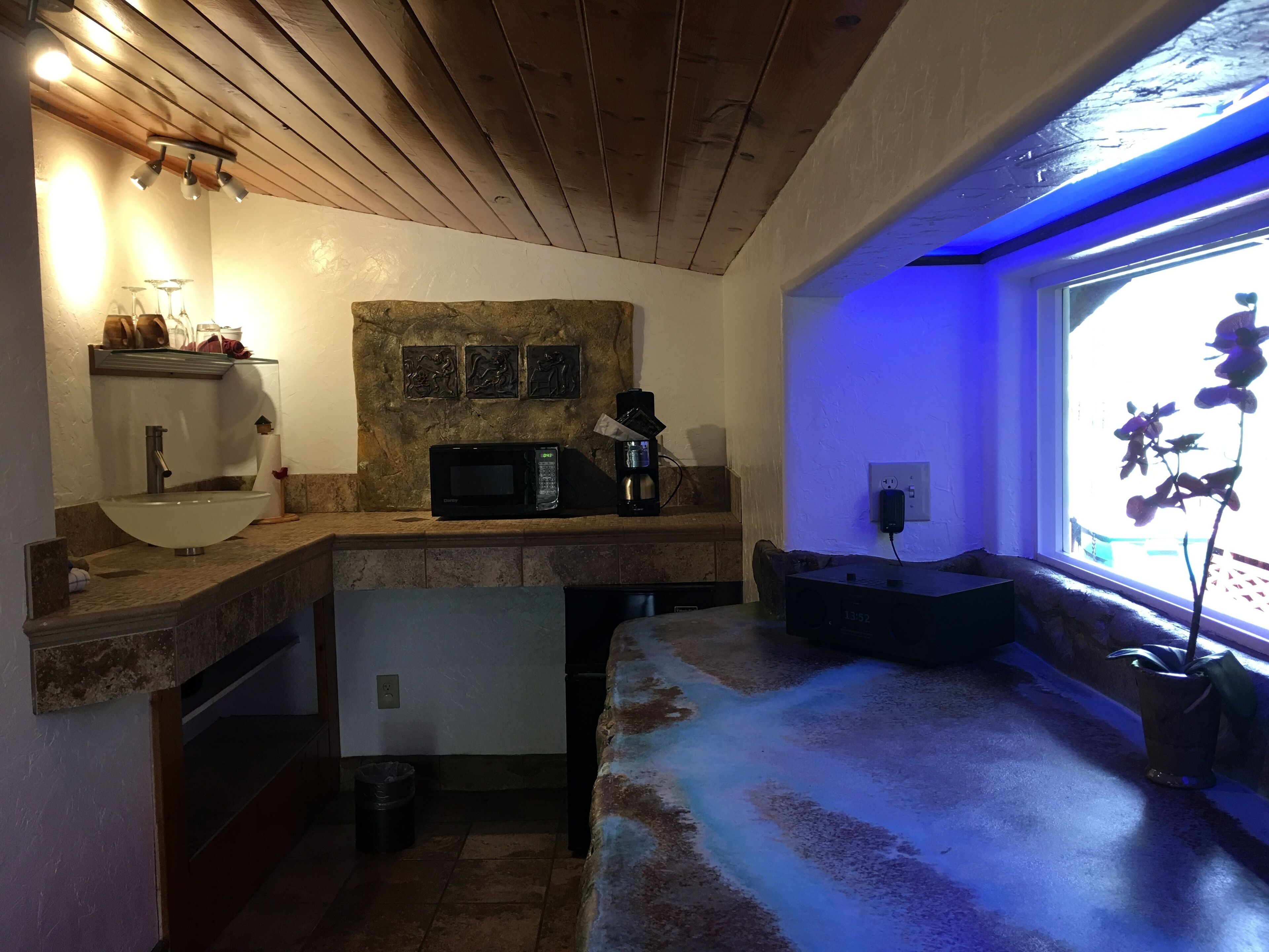 standard room, 1 queen bed (chalet kilauea hotel) | premium bedding, individually decorated, desk, cots/infant beds