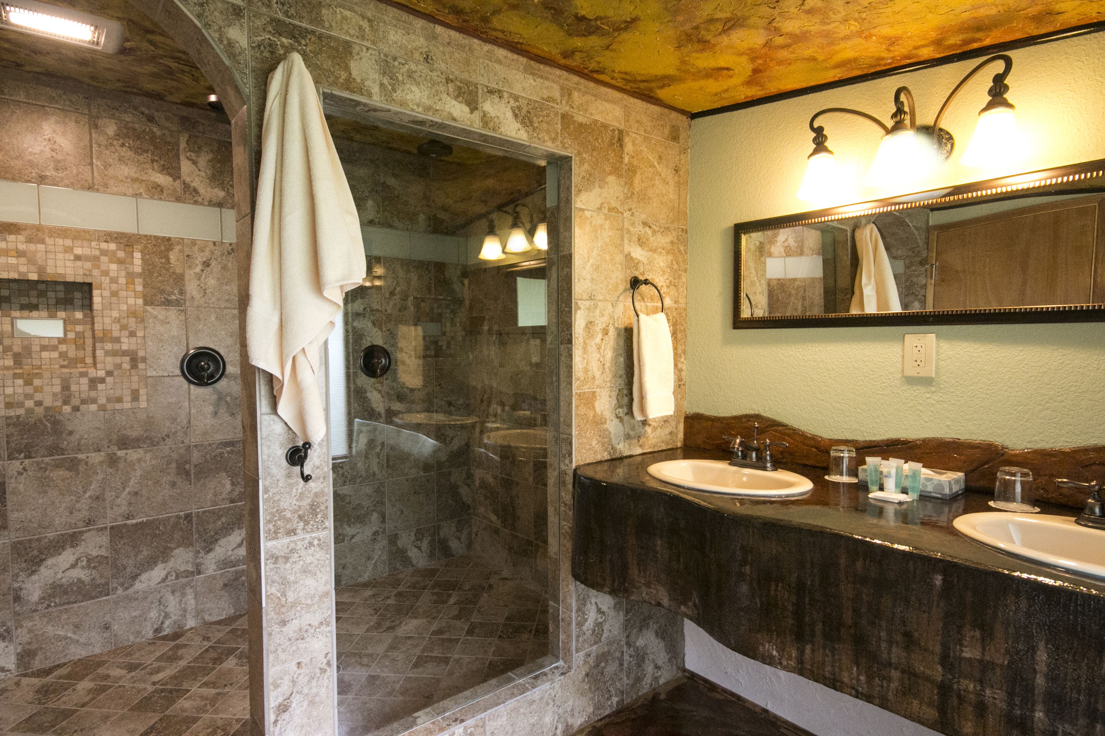 標準客房, 1 張加大雙人床 (Chalet Kilauea Hotel) | 浴室 | 淋浴設備、環保盥洗用品、吹風機、毛巾