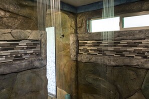 Standard Room, 1 Queen Bed (Chalet Kilauea Hotel) | Bathroom shower