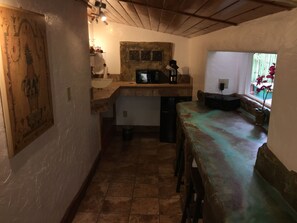 Standard Room, 1 Queen Bed (Chalet Kilauea Hotel)