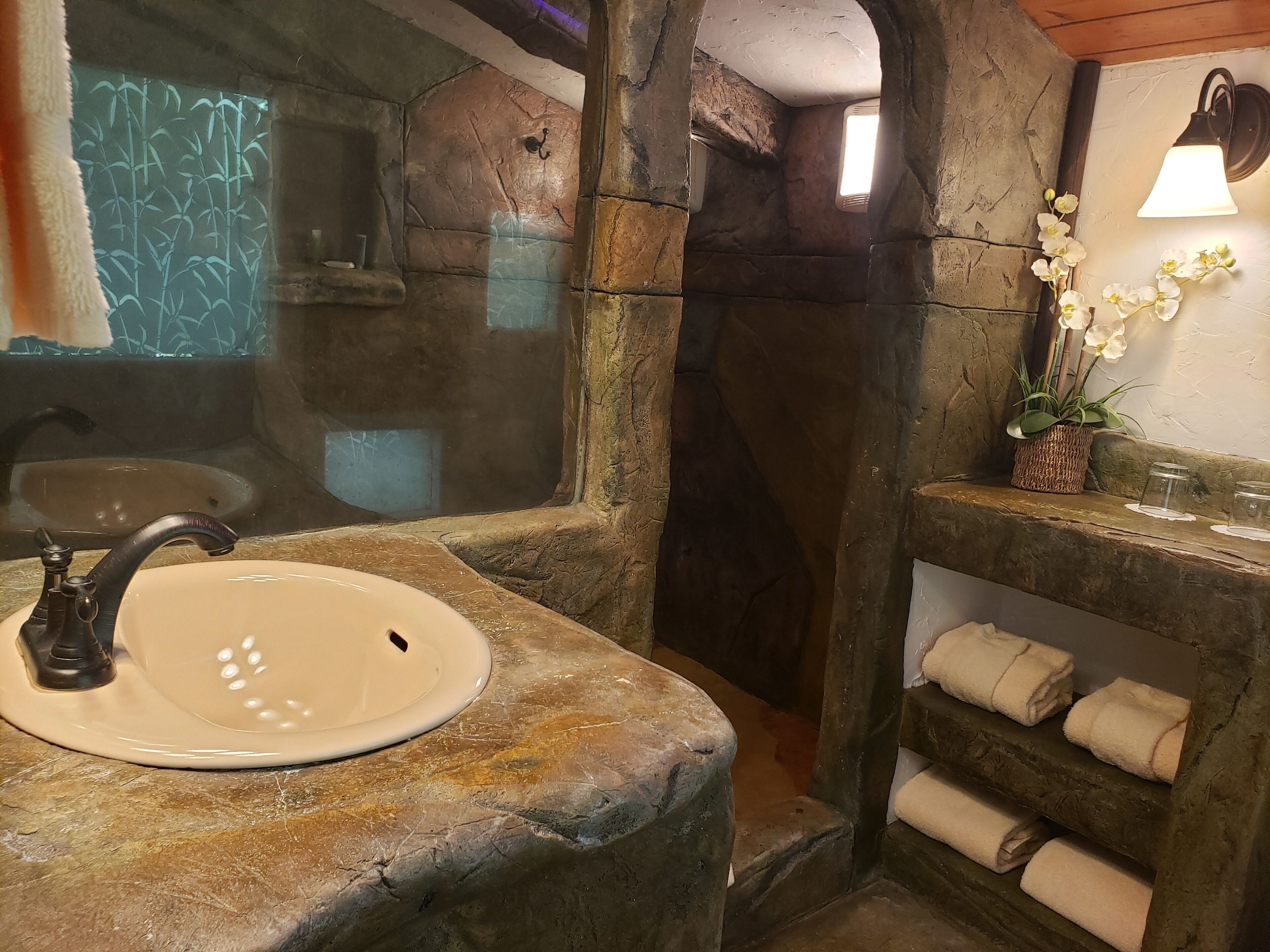 standard room, 1 queen bed (chalet kilauea hotel) | bathroom | shower, eco-friendly toiletries, hair dryer, towels