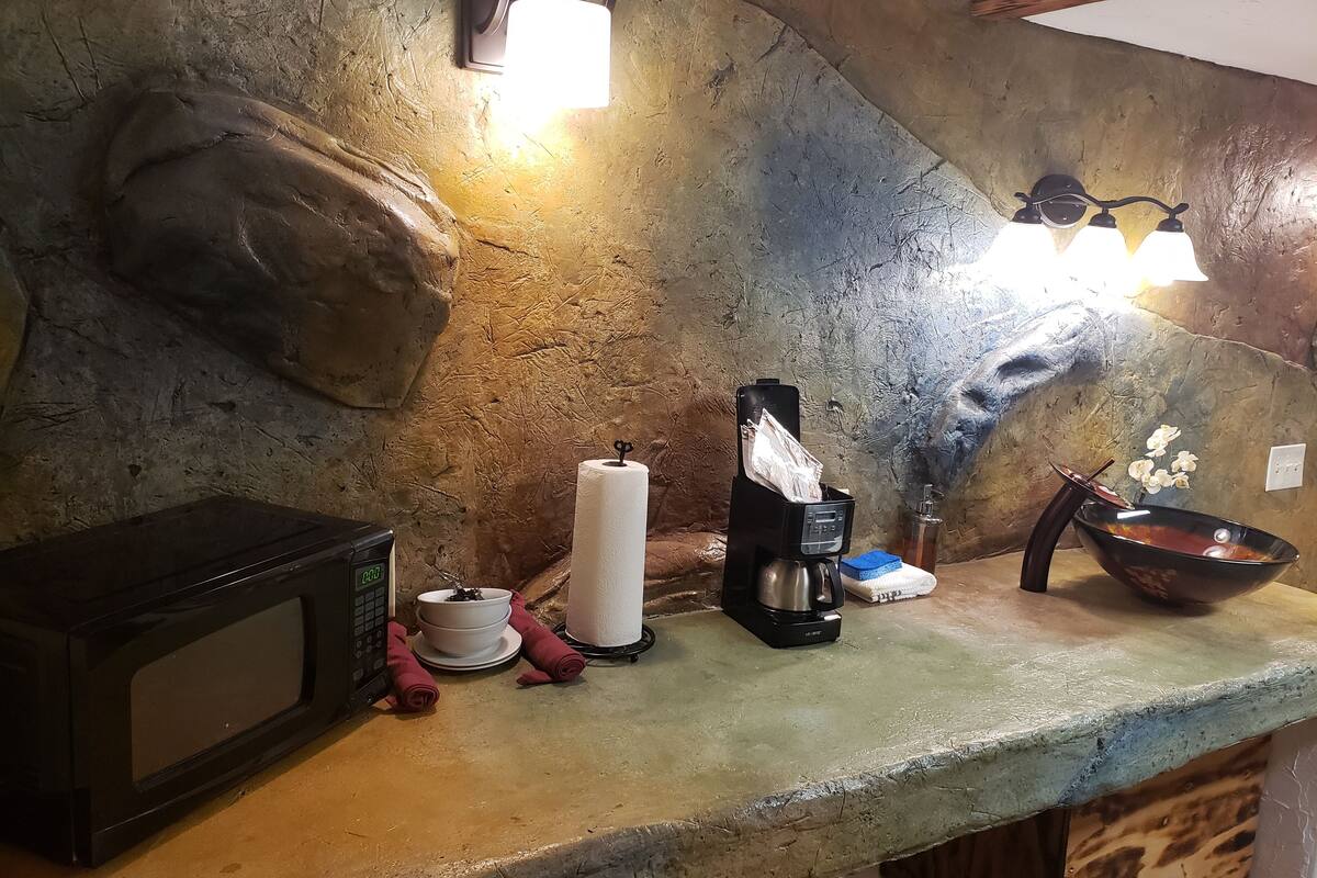 standard room, 1 queen bed (chalet kilauea hotel) | private kitchenette