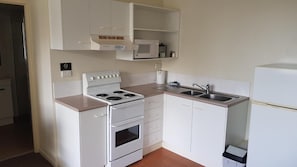 Refrigerador con freezer, microondas, horno, placa de cocina
