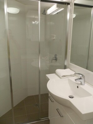Shower, free toiletries, hair dryer, towels - Chasely Apartment Hotel (Auchenflower)