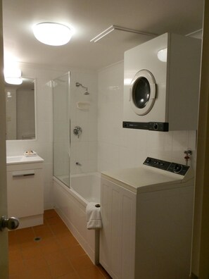 シャワー、バスアメニティ (無料)、ヘアドライヤー、タオル