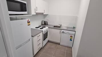Refrigerador con congelador, microondas, horno y parrilla de estufa