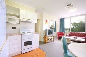 1 Bedroom Apartment | Private kitchen | Full-size fridge, microwave, oven, stovetop - Chasely Apartment Hotel (Auchenflower)