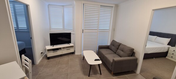 Apartament Deluxe, 2 dormitoris | Cuina privada | Frigorífic gran, microones, forn i placa de cuina 