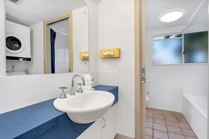 Free toiletries, towels - Cairns Reef Apartments & Motel (Woree)