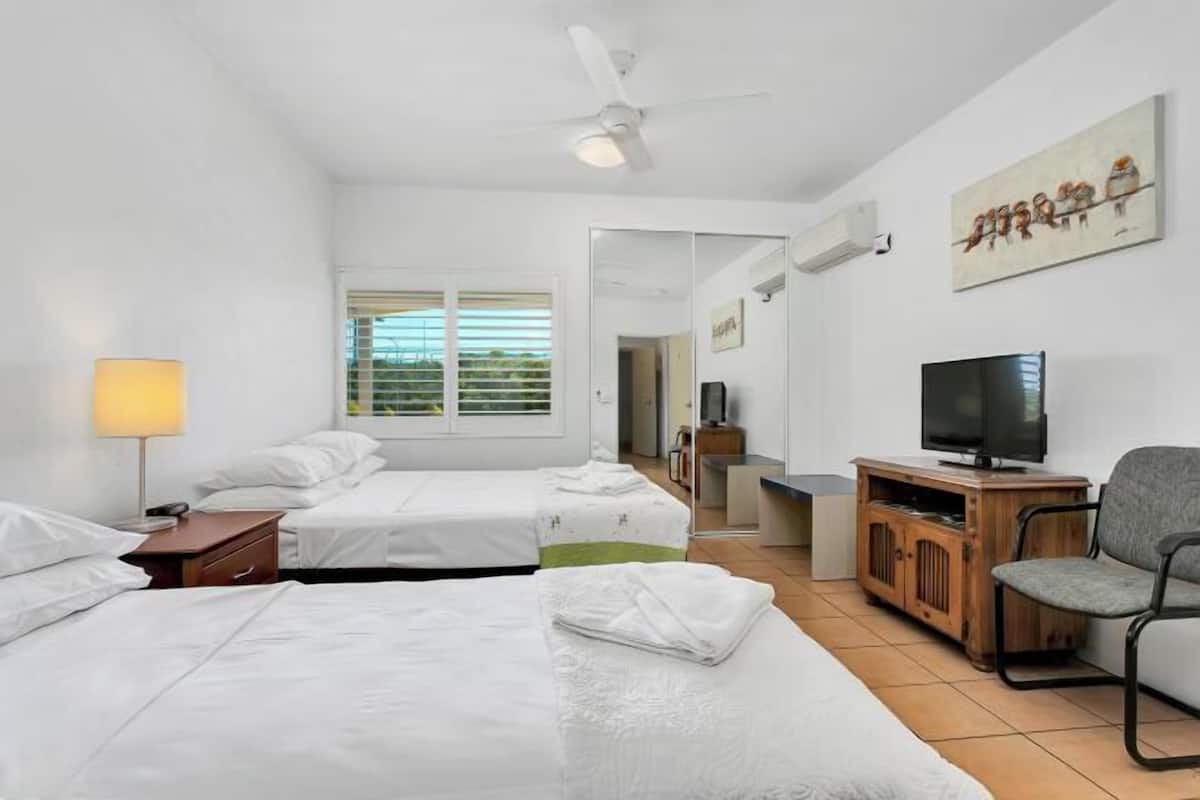 Minibar, brankas, kedap suara, dan setrika/meja setrika