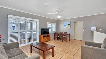 Family Apartment | Ruang tamu | 42 inci televisyen dengan digital, pemain DVD, filem berbayar