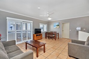 Familjelägenhet | Vardagsrum | 42-tums tv med digitalkanaler, dvd-spelare och betalfilmer