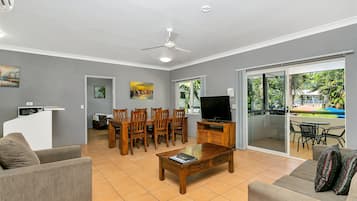Family Apartment | Living area | 42-inch TV with digital channels, DVD player, pay films