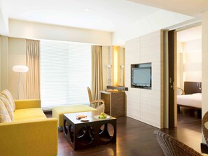 Minibar, in-room safe, desk, iron/ironing board