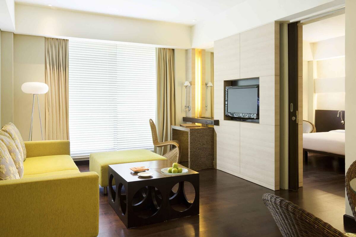 Suíte luxo, 1 cama King | 1 quarto, frigobar, cofres nos quartos, escrivaninha