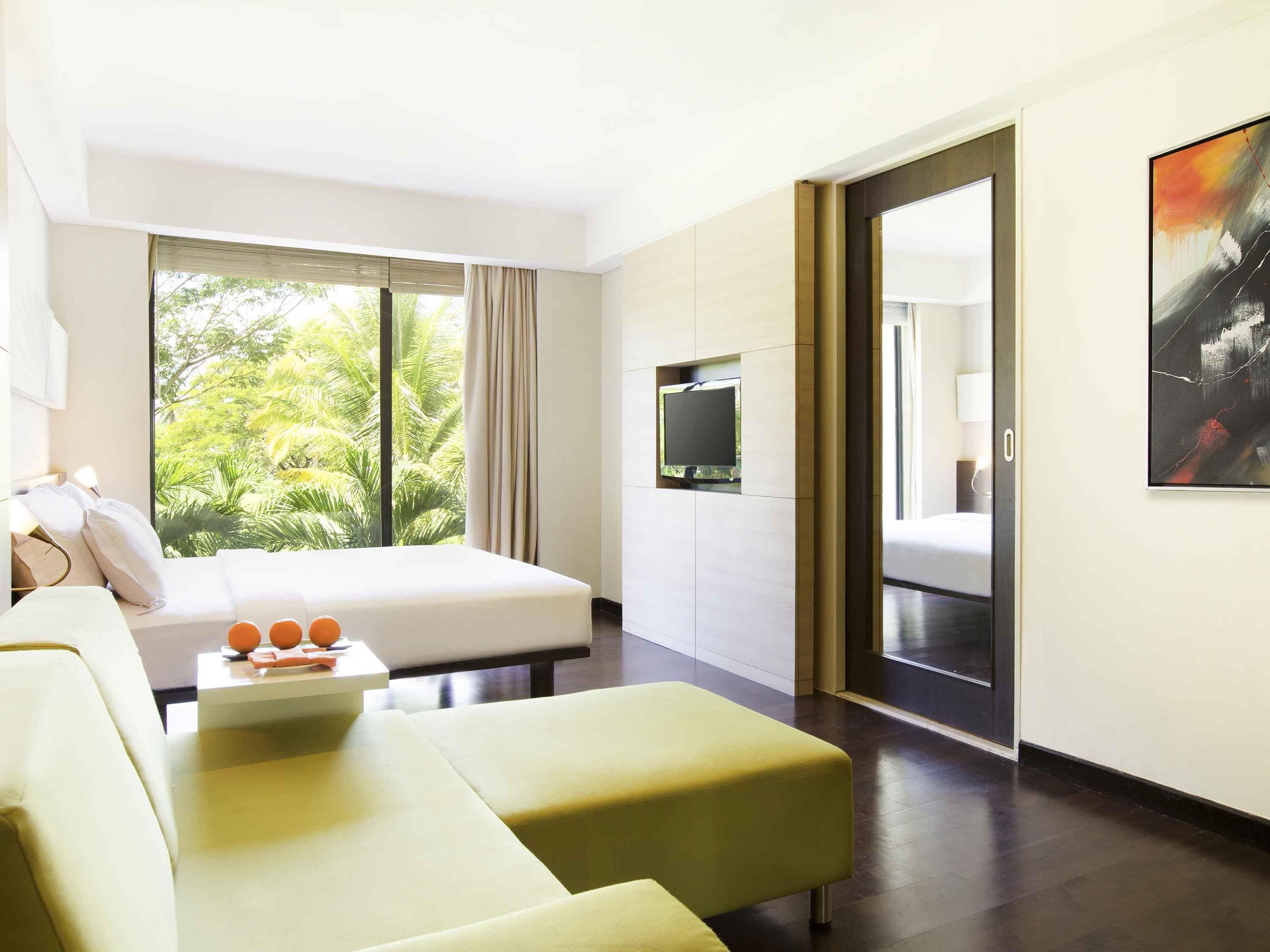 Executive Suite, 1 Double Bed | 1 bedroom, minibar, in-room safe, desk