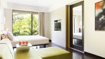 Executive Suite, 1 Double Bed | 1 bedroom, minibar, in-room safe, desk
